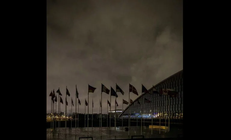 NATO-Hauptsitz leuchtet in Solidarität mit der Ukraine ab