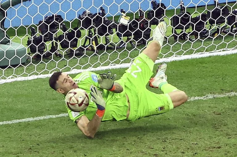 What game did Emiliano Martinez use during the penalty execution against France?
