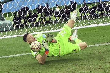 Welches Spiel hat Emiliano Martinez während der Strafausführung gegen Frankreich verwendet?