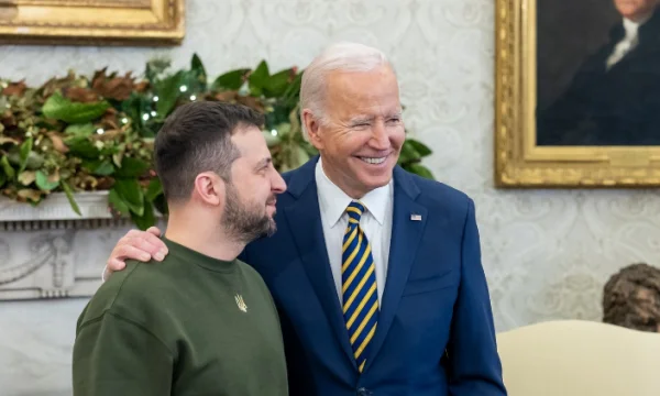 Détails dans la robe de Beden pour la rencontre avec Zelensky prendre note
