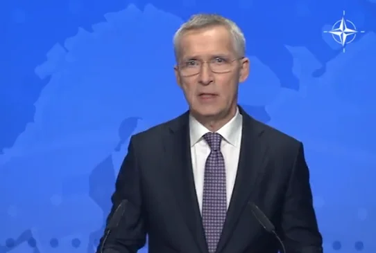 Stoltenberg, nel suo ultimo discorso, menziona anche il Kosovo, invia messaggi a Mosca: la NATO è qui
