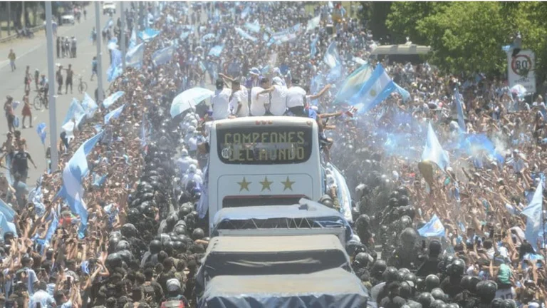 Midnight Parade with friends, madness in Buenos Aires, millions invade the streets