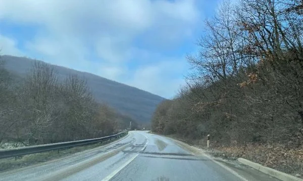 Appel de la police: Faites attention à conduire sur la route avec du gel de glace
