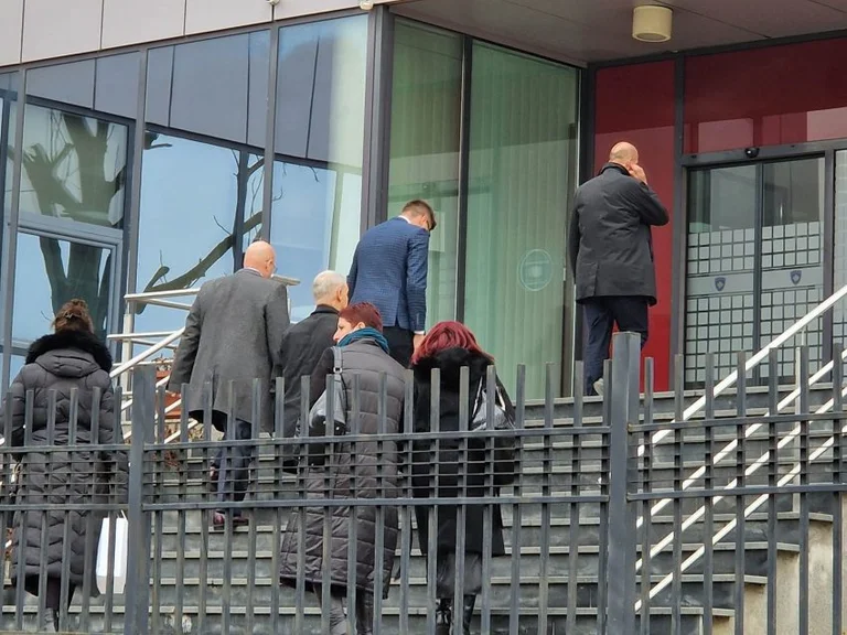 Embajador americano va a la oficina Albin Kurtit