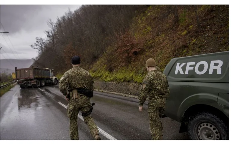 Amiral Stuart Munsch: La KFOR surveille de près la situation dans le nord du Kosovo