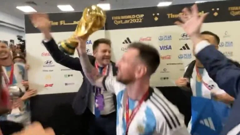 Überwachen Sie sich, wenn Messi und Argentinien Spieler Journalisten während der World Cup Party beleidigen