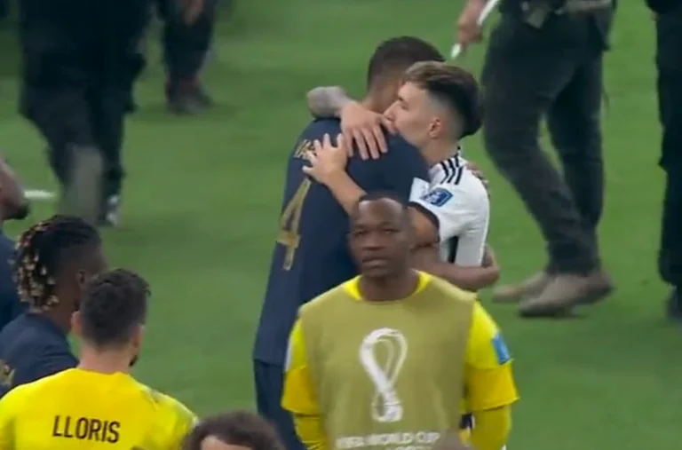 Che grande video questo calciatore argentino mostra rispetto per quelli in Francia