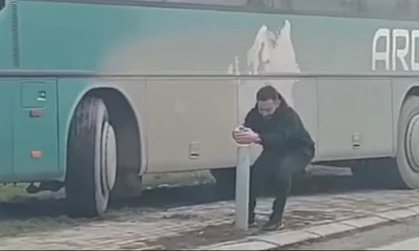 Arrêté par la personne qui a endommagé des poteaux antiparking pour garer le bus à Lakrish