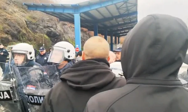 Serbian extremists clash a little with police in a bid to join Kosovo (VIDEO)