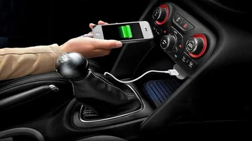 Por eso no deberías llenar el teléfono en el coche.