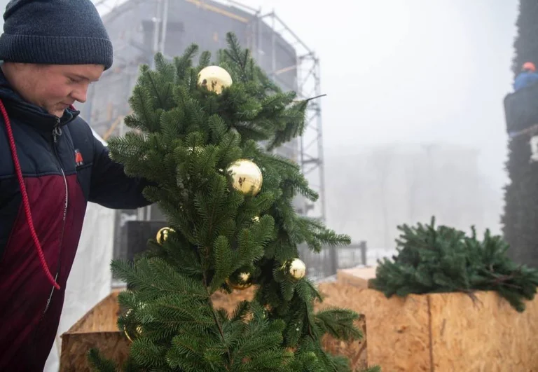 Kiev deploys Christmas tree amid Russian attacks