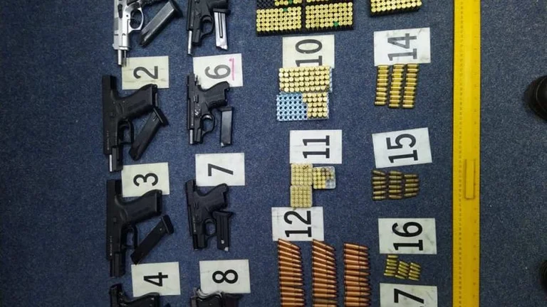 A 21-year-old man in Skenderaj, eight pistols and 520 bullets were found in his car.