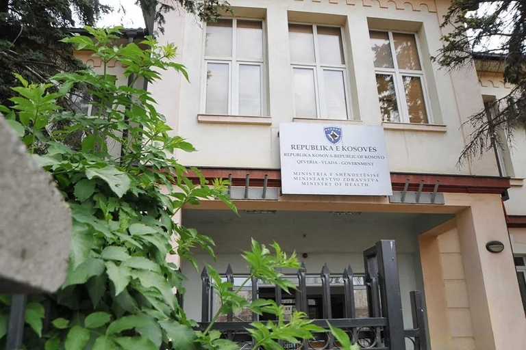 Krejt hallkat menaxheriale në shëndetësi në duart e ushtruesve të detyrës