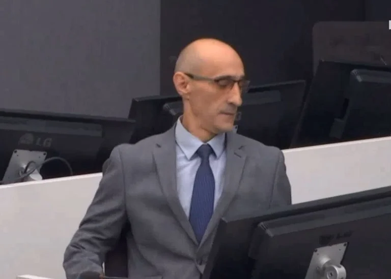 La reacción de Salih Mustafa después de ser pronunciada 26 años en prisión en La Haya