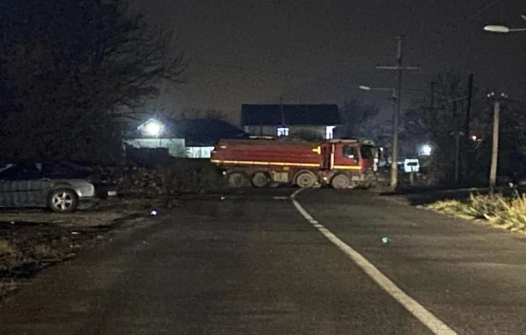 Serbs place new barricade in north