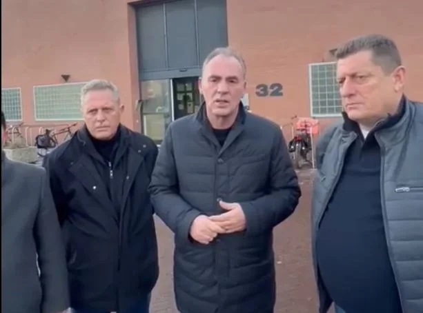 Limaj semble excité après la visite des dirigeants de l'UCK à La Haye
