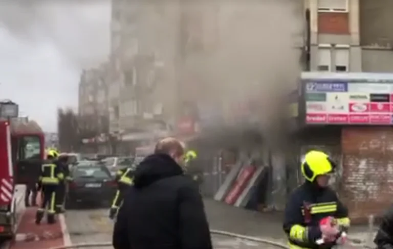 Eine Bar ist mit Feuer in der Nachbarschaft von '%Aktashı in Pristina (VIDEO)