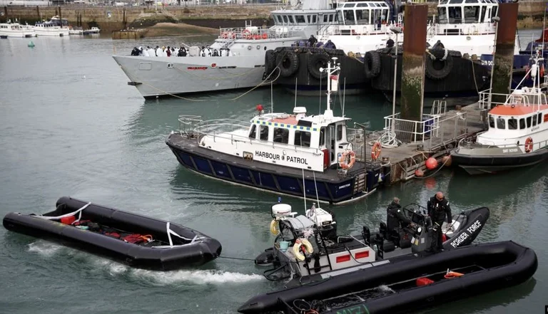 Albanese tra le persone salvate da gomonia inondata in Canale inglese