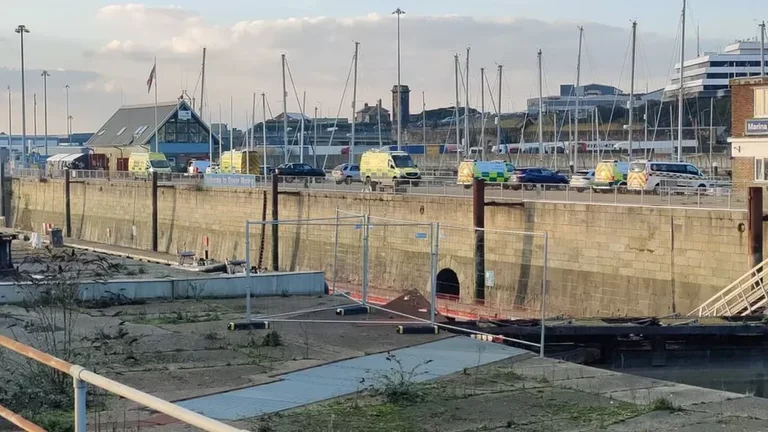 Boot collapses im englischen Kanal, Verdacht auf tote Einwanderer