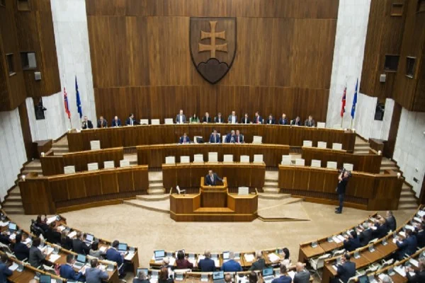 Slovaquie : Le vote reporté pour le sort du gouvernement Heger donne une opportunité de négociation