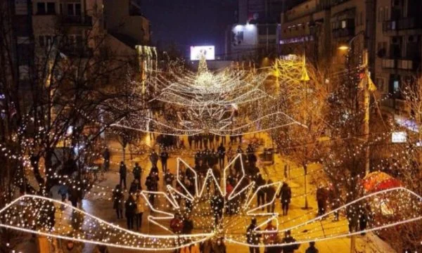 Pristina luci di stasera per la stagione delle vacanze