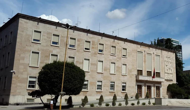 El ex ministro albanés divide su vida
