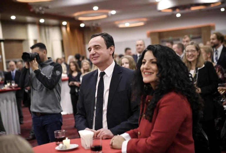 Kurti felicita al Día de Santa Lucía en inglés, sus funcionarios pretenden traducir el discurso