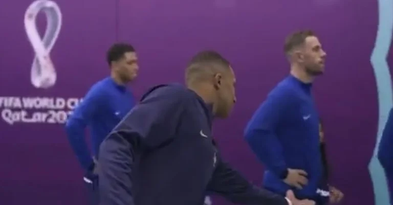 Algo que no has visto. Aquí es donde Kyle Mbppne es completamente ignorado por Jordan Henderson.