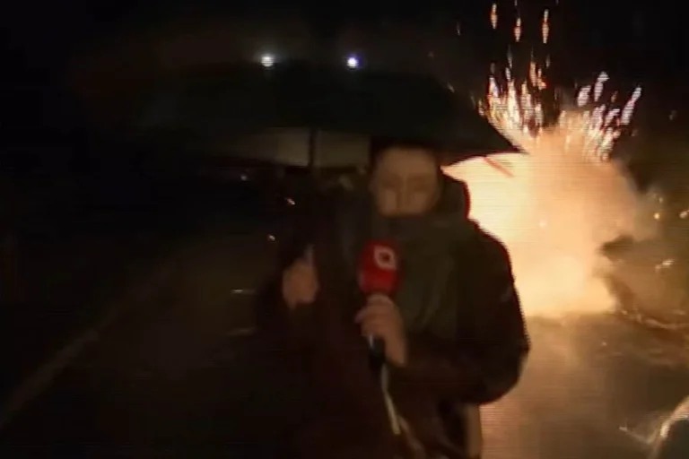 Ein Moment, wenn explosive Geräte in der Nähe von Journalisten geworfen werden