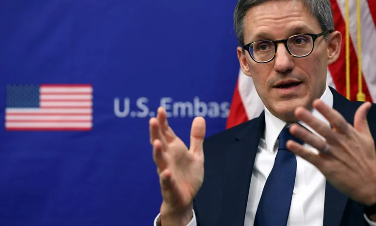 Le conseiller KAS, Derek Chollet, avant la visite au Kosovo et en Serbie : pas un bon moment pour choisir