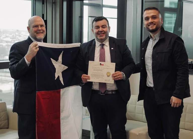 Texas-Kosovo Links Faton Bislimi von LDK wird von der amerikanischen Botschaft geehrt