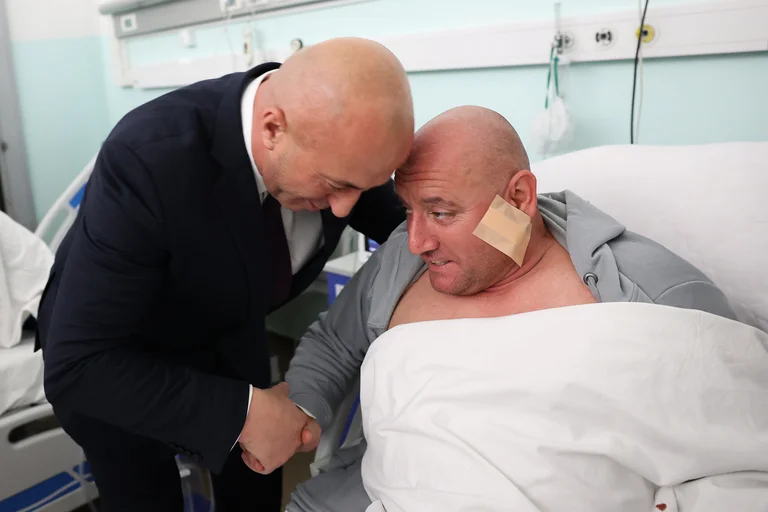 Haradinaj visita a la policía herida en el norte: Activo para el Servicio Nacional