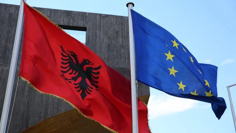 Commissione europea Albania: Richiamare il regime dei passaporti d'oro, o sospensione del visto di rischio