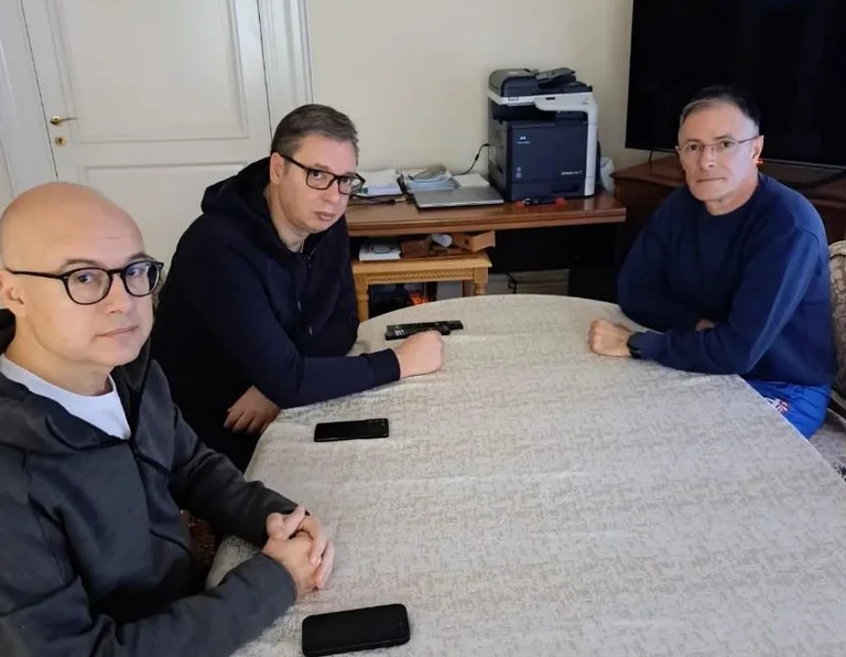 À la provocation: Presser des photos avec les chefs de l'armée serbe et écrire c.