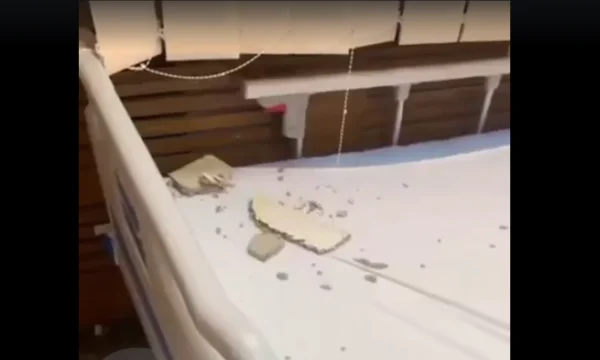 Le plafond de la chambre à QKUK tombe sur le lit, la mère et le bébé sont en danger