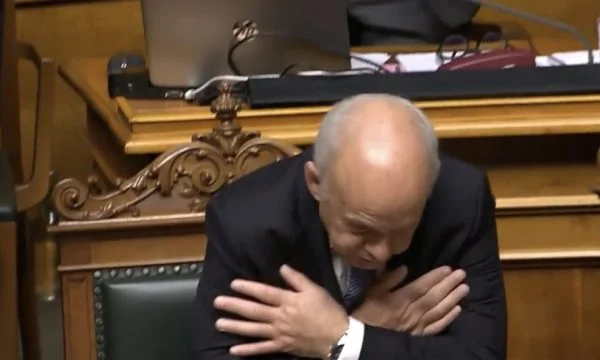El ex presidente de Suiza deja la política: En adiós, intenta hacer el águila, pero sale con un águila.