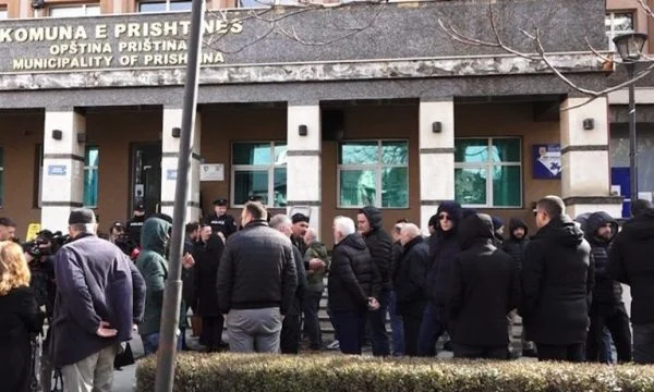 Proposed Freitag vor der Gemeinde Pristina, deshalb