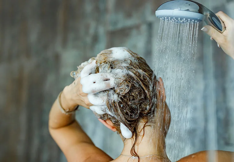Soyons clairs : Combien de fois devriez-vous vous laver les cheveux?