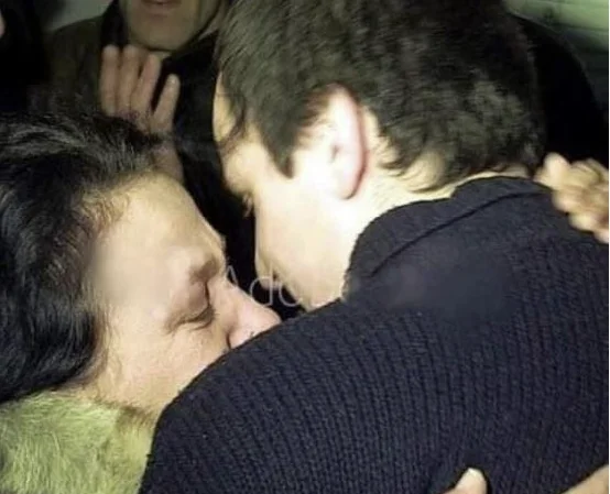 Jahr 2001: Seltenes Bild von Albin Kurti um Mutter nach ihrer Entlassung aus dem Gefängnis