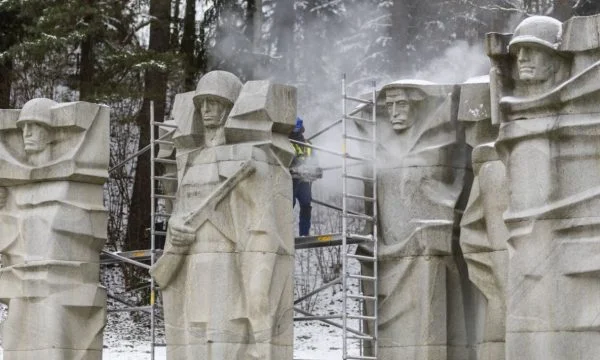 UN rejected, Lithuania overthrows Soviet monument