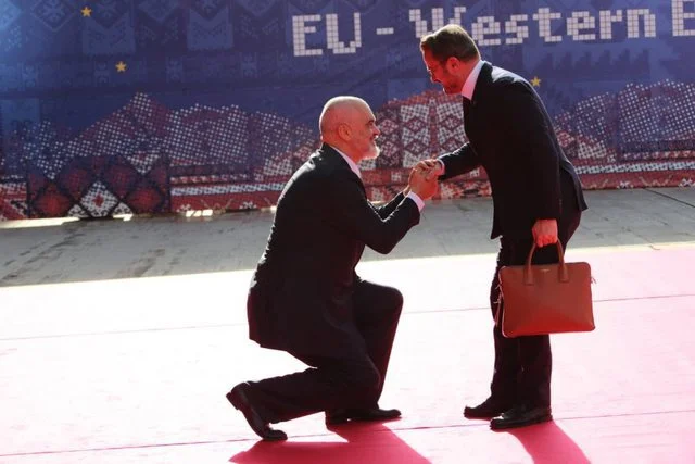 Rama se arrodilla al Primer Ministro de Luxemburgo: Desconocido por qué