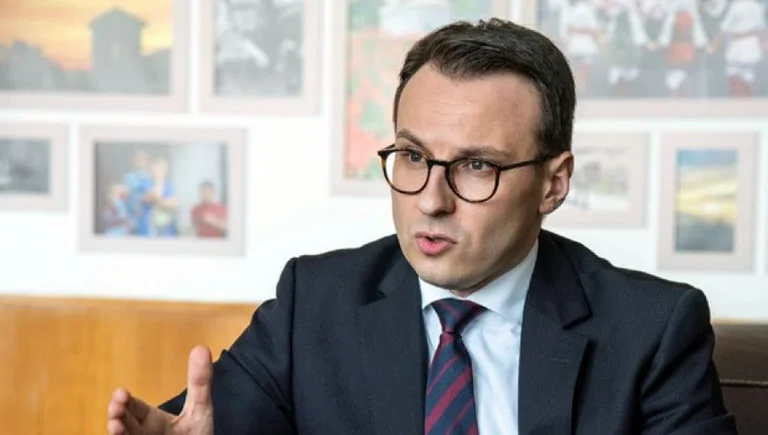 Petkoviqi i premton Gashiqit derë të blinduar dhe kamera të sigurisë në banesë