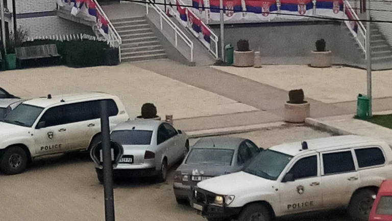 Sirena en Zubin Potok, miembros de la comisión electoral entraron en el edificio con la policía