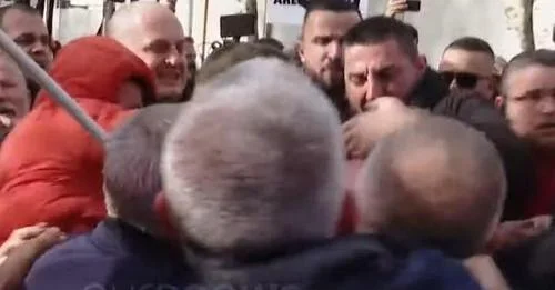 Sali Berisha schlug im Gesicht von einem Bürger