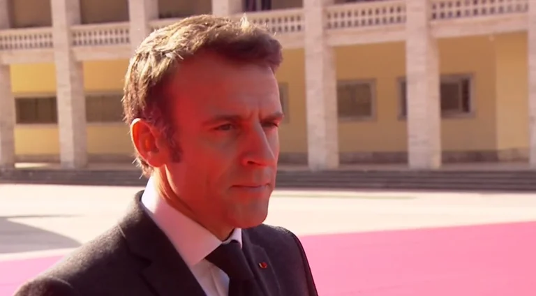 Bitte aufhören, die absurde Debatte... Macron wird nervös mit einer Frage in Tirana über Energie.