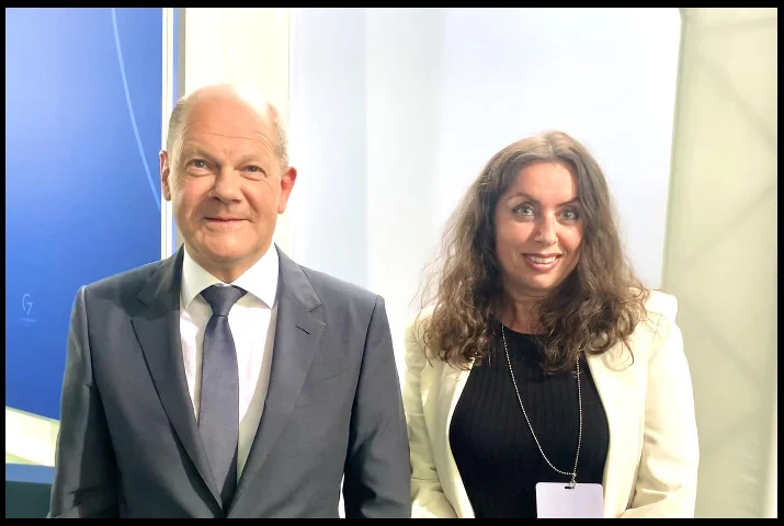 Scholz está siendo acompañada por un albanés en Sam, aquí está ella.