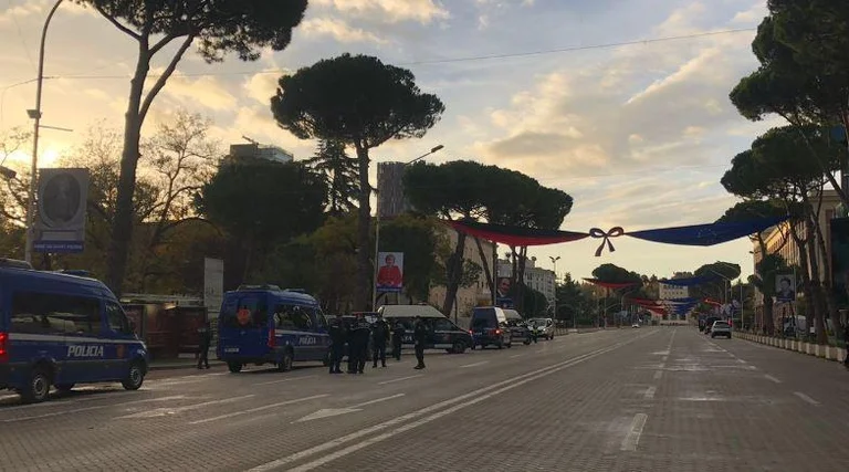 Accanto al vertice, le proteste di opposizione a Tirana