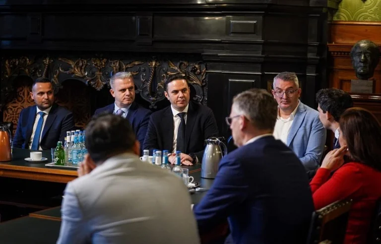 Abdixhiku meets with Bundestag deputies, invites Kosovo to visit