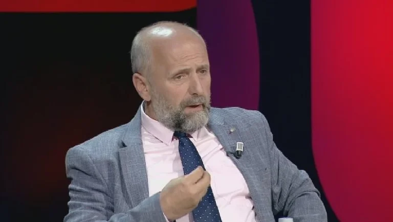 Alfred Cako: Una nueva lucha caliente entre albaneses, se puede combatir a los serbios