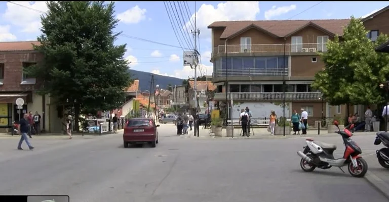 I serbi espandono il boicottaggio, le istituzioni in fuga, eletti nei comuni del Kosovo meridionale